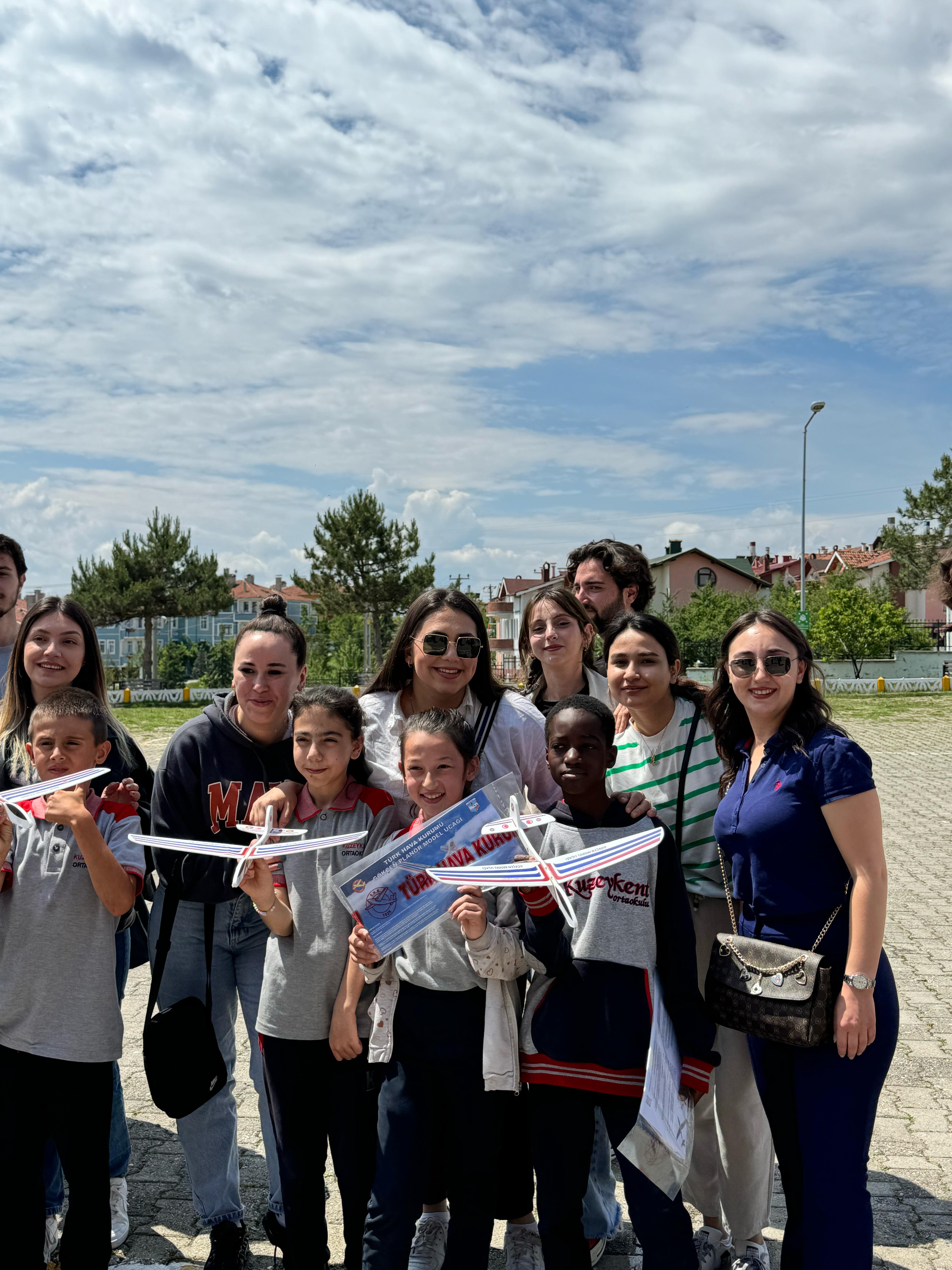 Kastamonu Üniversitesi Sivil Havacılık Yüksekokulu öğrencileri çocuklara Ata planör model uçak yapımı ve uçuşu hakkında bilgi verdikten sonra uçuş tecrübesi kazandırdı.